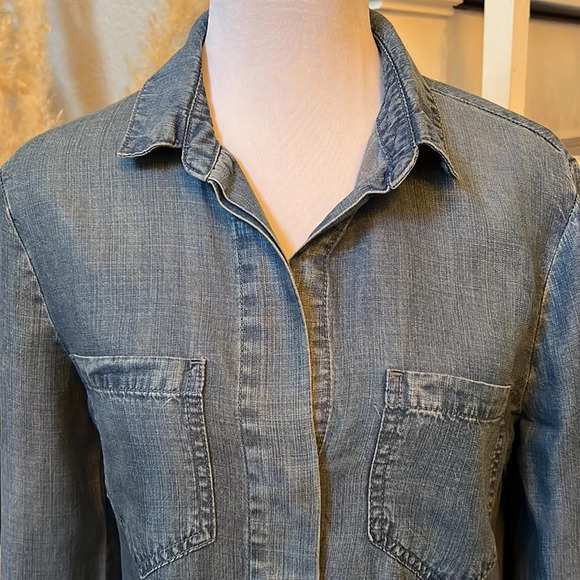 Bella Dahl lightweight button down denim top Size XS - Picture 2 of 9